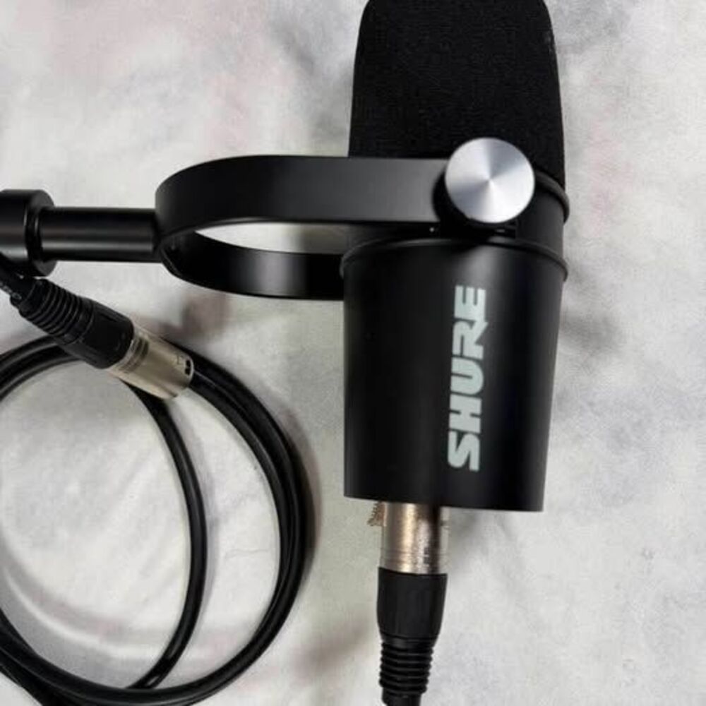 Shure MV7 Hybrid USB/XLR Podcast Microphone Bundle w/ Boom Arm & Cable - Black